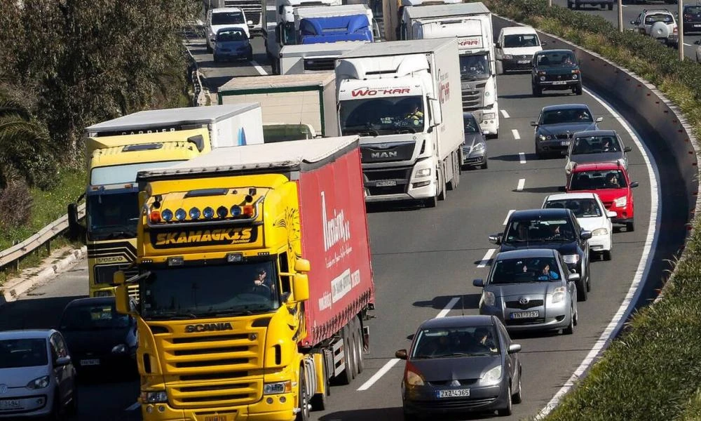 Σύγκρουση δύο φορτηγών στην Αττική Οδό - Όχημα έγινε παρανάλωμα του πυρός στην Κατεχάκη